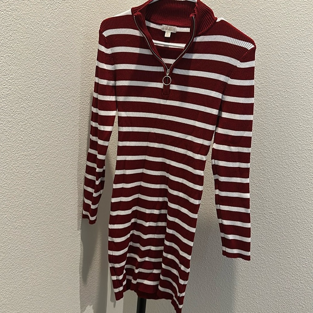J FOR JUSTIFY Sweater dress size Large but more of a Medium.